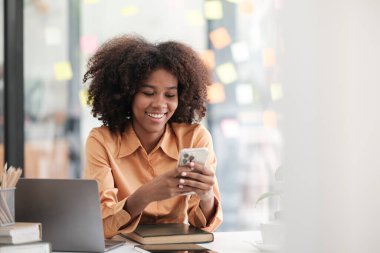 Odaklanmış Afrikalı Amerikalı kadın çalışanların yakın çekimde renkli yapışkan notlar yaz listeyi yönet, konsantre melez kadın yeni başlayan beyin fırtınası üzerinde çalış cam duvardaki çıkartmalar üzerinde işbirliği yap