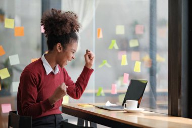Odaklanmış Afrikalı Amerikalı kadın çalışanların yakın çekimde renkli yapışkan notlar yaz listeyi yönet, konsantre melez kadın yeni başlayan beyin fırtınası üzerinde çalış cam duvardaki çıkartmalar üzerinde işbirliği yap