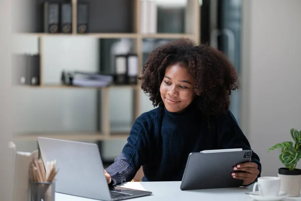 Ofiste bilgisayar telefonu ve tabletle çalışan Amerikalı Afrikalı Kadın. Yüksek kalite fotoğraf
