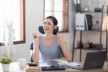 Güzel Asyalı genç kadın sosyal medyayla günlük işler yapıyor. Serbest çalışan kadın online satış pazarlaması yapıyor. İnternetten alışveriş. Merhaba kaliteli fotoğraf..