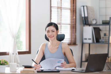 Güzel Asyalı genç kadın sosyal medyayla günlük işler yapıyor. Serbest çalışan kadın online satış pazarlaması yapıyor. İnternetten alışveriş. Merhaba kaliteli fotoğraf..