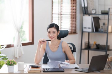 Güzel Asyalı genç kadın sosyal medyayla günlük işler yapıyor. Serbest çalışan kadın online satış pazarlaması yapıyor. İnternetten alışveriş. Merhaba kaliteli fotoğraf..