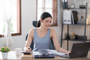 Güzel Asyalı genç kadın sosyal medyayla günlük işler yapıyor. Serbest çalışan kadın online satış pazarlaması yapıyor. İnternetten alışveriş. Merhaba kaliteli fotoğraf..