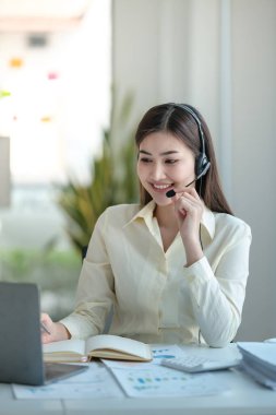 İş yerinde gülümseyen kadın müşteri destek telefonu operatörünün portresi. Asyalı. Yüksek kalite fotoğraf
