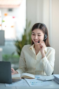 İş yerinde gülümseyen kadın müşteri destek telefonu operatörünün portresi. Asyalı. Yüksek kalite fotoğraf