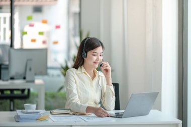İş yerinde gülümseyen kadın müşteri destek telefonu operatörünün portresi. Asyalı. Yüksek kalite fotoğraf