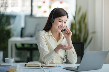İş yerinde gülümseyen kadın müşteri destek telefonu operatörünün portresi. Asyalı. Yüksek kalite fotoğraf