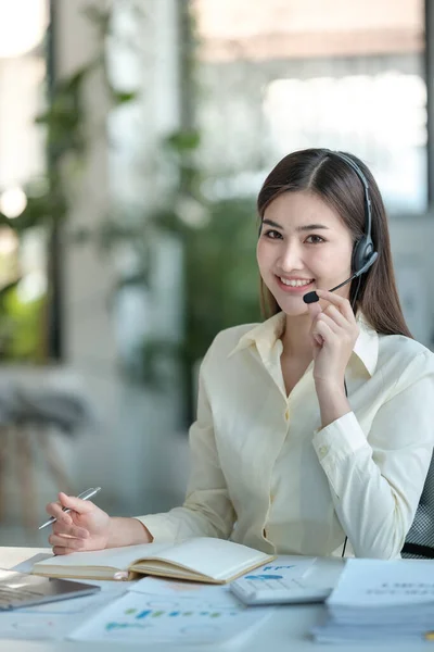 Retrato Feliz Sorrindo Telefonista Apoio Cliente Feminino Local Trabalho Asiática — Fotografia de Stock