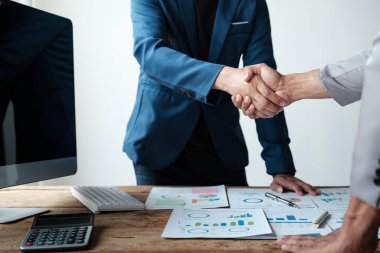 Başarılı bir müzakere olarak tokalaşma, yakın plan. Modern ofiste kontrat imzaladıktan sonra bilinmeyen iş adamları el sıkışıyor. Yüksek kalite fotoğraf