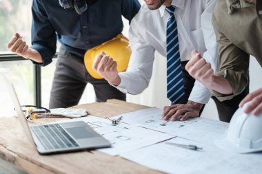 Grup mühendisleri projeyi bilgisayarda planlamada başarılı oldular. Mühendislerin beyin fırtınası. İnşaat mühendisliği kavramsal. Ofiste üç mimar var ve projeyi tartışıyorlar. Yüksek