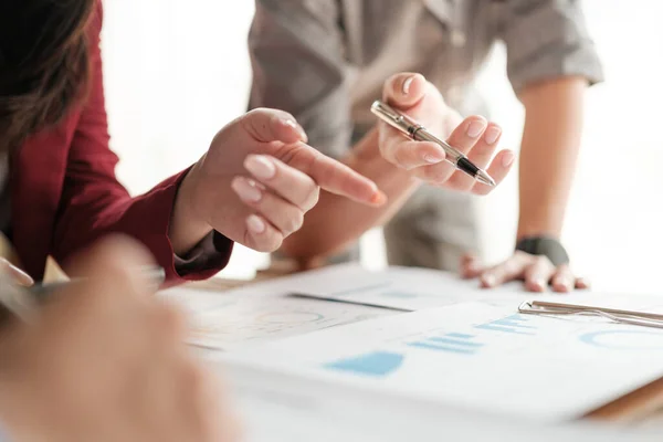 İş adamları ve kadın tartışmaları, beyin fırtınası, muhasebe çizelgesi ve çizelge dökümanları, takım çalışması konseptini kapatın. Yüksek kalite fotoğraf