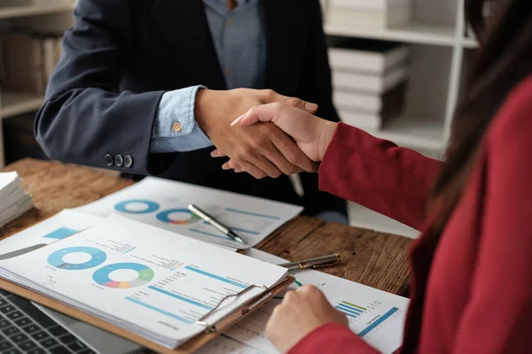 Başarılı bir müzakere olarak tokalaşma, yakın plan. Modern ofiste kontrat imzaladıktan sonra bilinmeyen iş adamları el sıkışıyor. Yüksek kalite fotoğraf