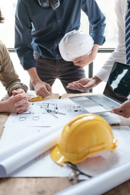 Masada konuşan mimarlar takım çalışması ve iş akışı yaratma kavramları, Mimarla birlikte Mavi Yazıcı El Çizimi Planı. Yüksek kalite fotoğraf