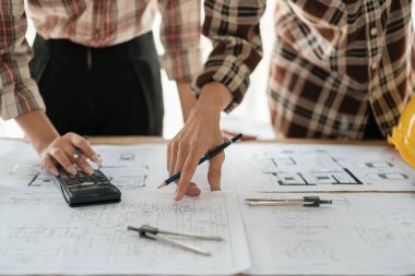 Masada konuşan mimarlar takım çalışması ve iş akışı yaratma kavramları, Mimarla birlikte Mavi Yazıcı El Çizimi Planı. Yüksek kalite fotoğraf