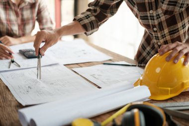 Masada konuşan mimarlar takım çalışması ve iş akışı yaratma kavramları, Mimarla birlikte Mavi Yazıcı El Çizimi Planı. Yüksek kalite fotoğraf