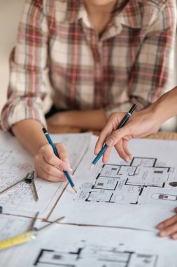 Masada konuşan mimarlar takım çalışması ve iş akışı yaratma kavramları, Mimarla birlikte Mavi Yazıcı El Çizimi Planı. Yüksek kalite fotoğraf