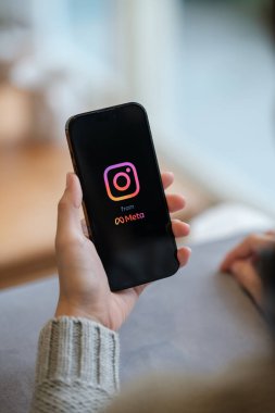 CHIANG MAI, Tayland - Nisan. 19.2023: Ekranda Instagram uygulaması olan iPhone 14 Pro Max 'i tutan kadın. Instagram popüler bir online sosyal ağ hizmetidir. Yüksek kalite fotoğraf