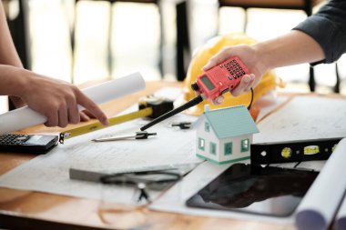 Mühendisler danışmanlık ekibi, ofis için bina modelleri yapan müşterileri için tasarım planları hazırlamaya yakın. Yüksek kalite fotoğraf