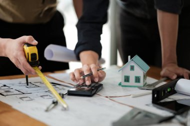 Mühendisler danışmanlık ekibi, ofis için bina modelleri yapan müşterileri için tasarım planları hazırlamaya yakın. Yüksek kalite fotoğraf