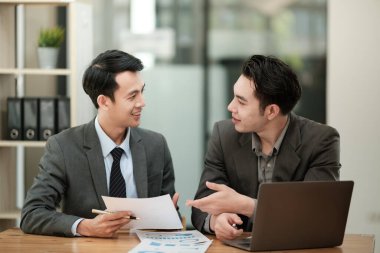 Bir grup iş adamı tartışması ve beyin fırtınası, muhasebe denetim grafikleri ve çizelgeler masa, takım çalışması konsepti... yüksek kaliteli fotoğraf