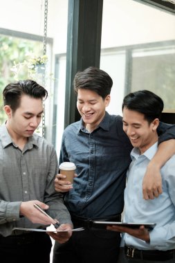 Bir grup iş adamı tartışması ve beyin fırtınası, tablet, takım çalışması konsepti içinde muhasebe denetim grafiği ve grafiği. Yüksek kalite fotoğraf