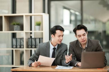 Bir grup iş adamı tartışması ve beyin fırtınası, muhasebe denetim grafikleri ve çizelgeler masa, takım çalışması konsepti... yüksek kaliteli fotoğraf
