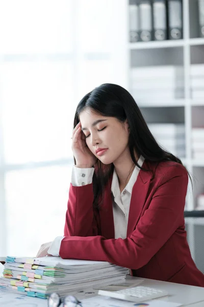 Cansada Mujer Negocios Asiática Que Trabaja Ordenador Portátil Cálculo Con — Foto de Stock