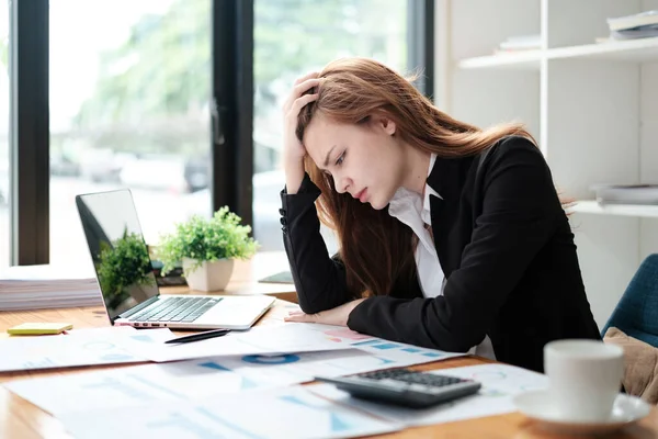 Las Mujeres Negocios Están Estresadas Mientras Trabajan Ordenador Portátil Mujer — Foto de Stock