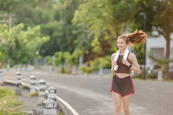 健康的亚洲女人正在室外慢跑 跑动的女运动员女性在室外公园运动 日落或日出 高质量的照片 — 图库照片