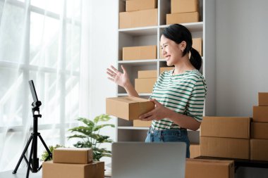 Asyalı kadın internette satış için canlı yayın yapıyor. Yüksek kalite fotoğraf
