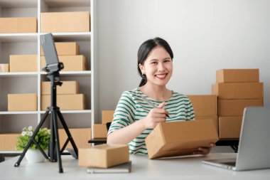 Küçük işletme girişimcisi ya da serbest çalışan bir Asyalı kadının bilgisayarı kutusu, genç başarılı Asyalı kadının el kaldırışı, online pazarlama kutusu ve teslimatı, KME konsepti. Yüksek