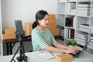 Küçük işletme girişimcisi ya da serbest çalışan bir Asyalı kadının bilgisayarı kutusu, genç başarılı Asyalı kadının el kaldırışı, online pazarlama kutusu ve teslimatı, KME konsepti. Yüksek