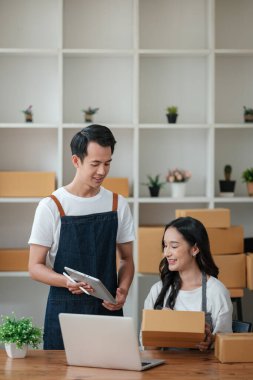 Çevrimiçi pazarlama için iki kadın girişim, taşımacılık için kutu paketleme girişimcisi, KOBİ satıcıları ve serbest satış konsepti. Yüksek kalite fotoğraf