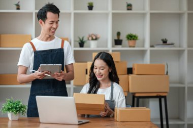 Çevrimiçi pazarlama için iki kadın girişim, taşımacılık için kutu paketleme girişimcisi, KOBİ satıcıları ve serbest satış konsepti. Yüksek kalite fotoğraf