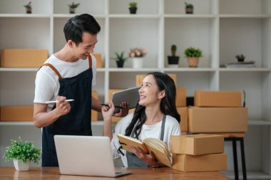 Çevrimiçi pazarlama için iki kadın girişim, taşımacılık için kutu paketleme girişimcisi, KOBİ satıcıları ve serbest satış konsepti. Yüksek kalite fotoğraf