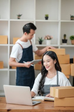 Çevrimiçi pazarlama için iki kadın girişim, taşımacılık için kutu paketleme girişimcisi, KOBİ satıcıları ve serbest satış konsepti. Yüksek kalite fotoğraf