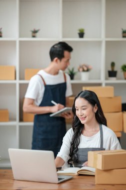 Çevrimiçi pazarlama için iki kadın girişim, taşımacılık için kutu paketleme girişimcisi, KOBİ satıcıları ve serbest satış konsepti. Yüksek kalite fotoğraf