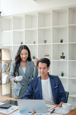 Ofiste masa başında çalışırken gülümseyen iki iş adamı. Yüksek kalite fotoğraf