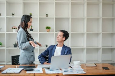 Ofiste masa başında çalışırken gülümseyen iki iş adamı. Yüksek kalite fotoğraf