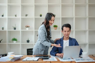 Ofiste masa başında çalışırken gülümseyen iki iş adamı. Yüksek kalite fotoğraf