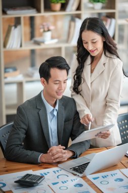 Ofiste masa başında çalışırken gülümseyen iki iş adamı. Yüksek kalite fotoğraf