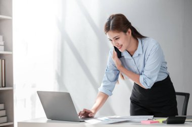 Asyalı İş kadını, bir ofis masası, vergi, rapor, muhasebe, istatistik ve analitik araştırma konseptinde matematik finansmanı için hesap makinesi ve dizüstü bilgisayar kullanıyor. Yüksek kalite fotoğraf