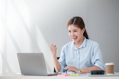 Bir ofis masasında matematik finansmanı, vergi, rapor, muhasebe, istatistik ve analitik araştırma konsepti için hesap makinesi ve dizüstü bilgisayar kullanan neşeli, başarılı Asyalı İş kadını. Yüksek kalite fotoğraf