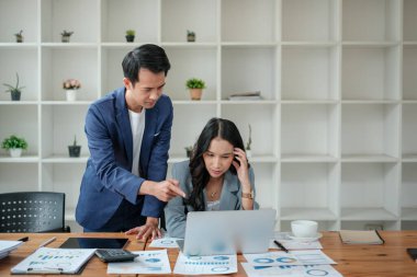 Ofiste masa başında çalışırken gülümseyen iki iş adamı. Yüksek kalite fotoğraf