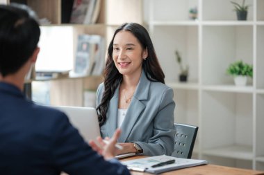 Ofiste masa başında çalışırken gülümseyen iki iş adamı. Yüksek kalite fotoğraf
