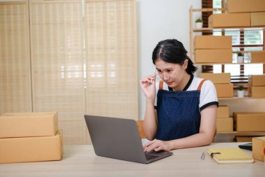 Küçük işletme girişimcisi ya da serbest çalışan bir Asyalı kadının bilgisayarı kutusu, genç başarılı Asyalı kadının el kaldırışı, online pazarlama kutusu ve teslimatı, KME konsepti. Yüksek