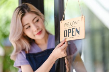 Asyalı bayan çalışanlar bir kahve dükkanında müşterileri selamlar. Yüksek kalite fotoğraf