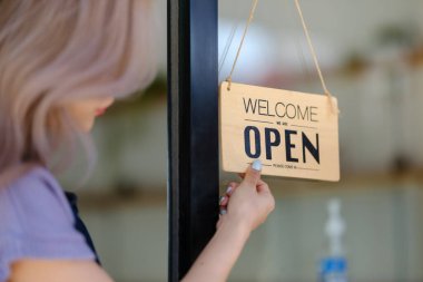 Asyalı bayan çalışanlar bir kahve dükkanında müşterileri selamlar. Yüksek kalite fotoğraf