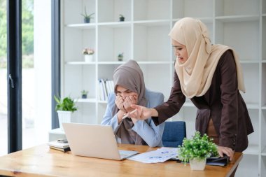 Bir grup Müslüman iş adamı toplantı sırasında proje hakkında tartışıyorlar. Yüksek kalite fotoğraf