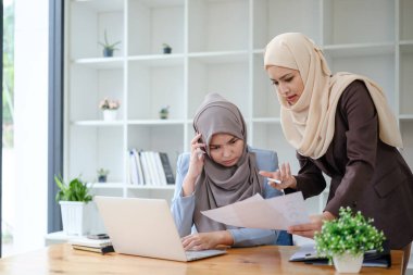 Bir grup Müslüman iş adamı toplantı sırasında proje hakkında tartışıyorlar. Yüksek kalite fotoğraf